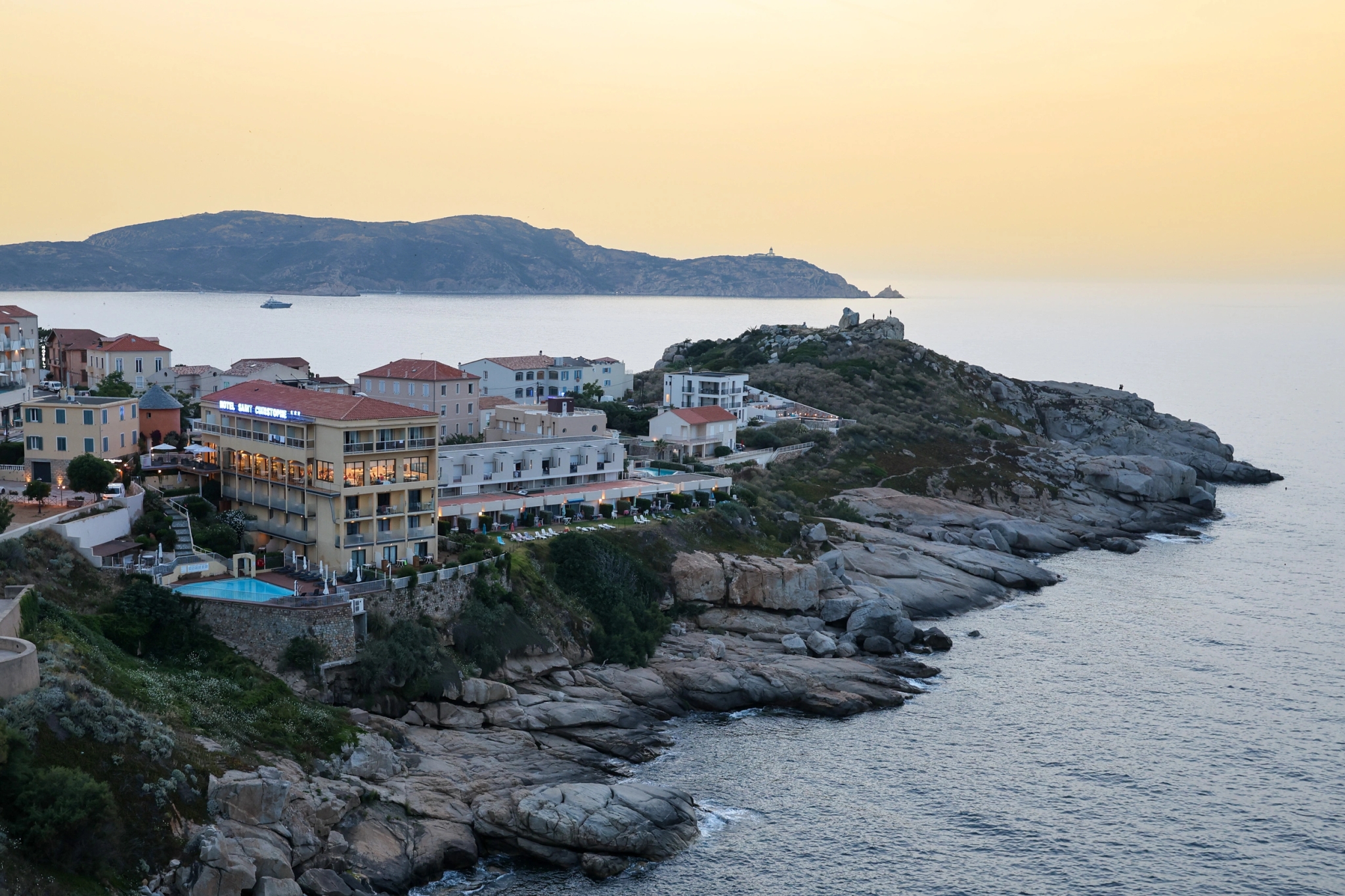 Vue au drone de l'Hôtel Saint-Christophe surplombant la mer à Calvi