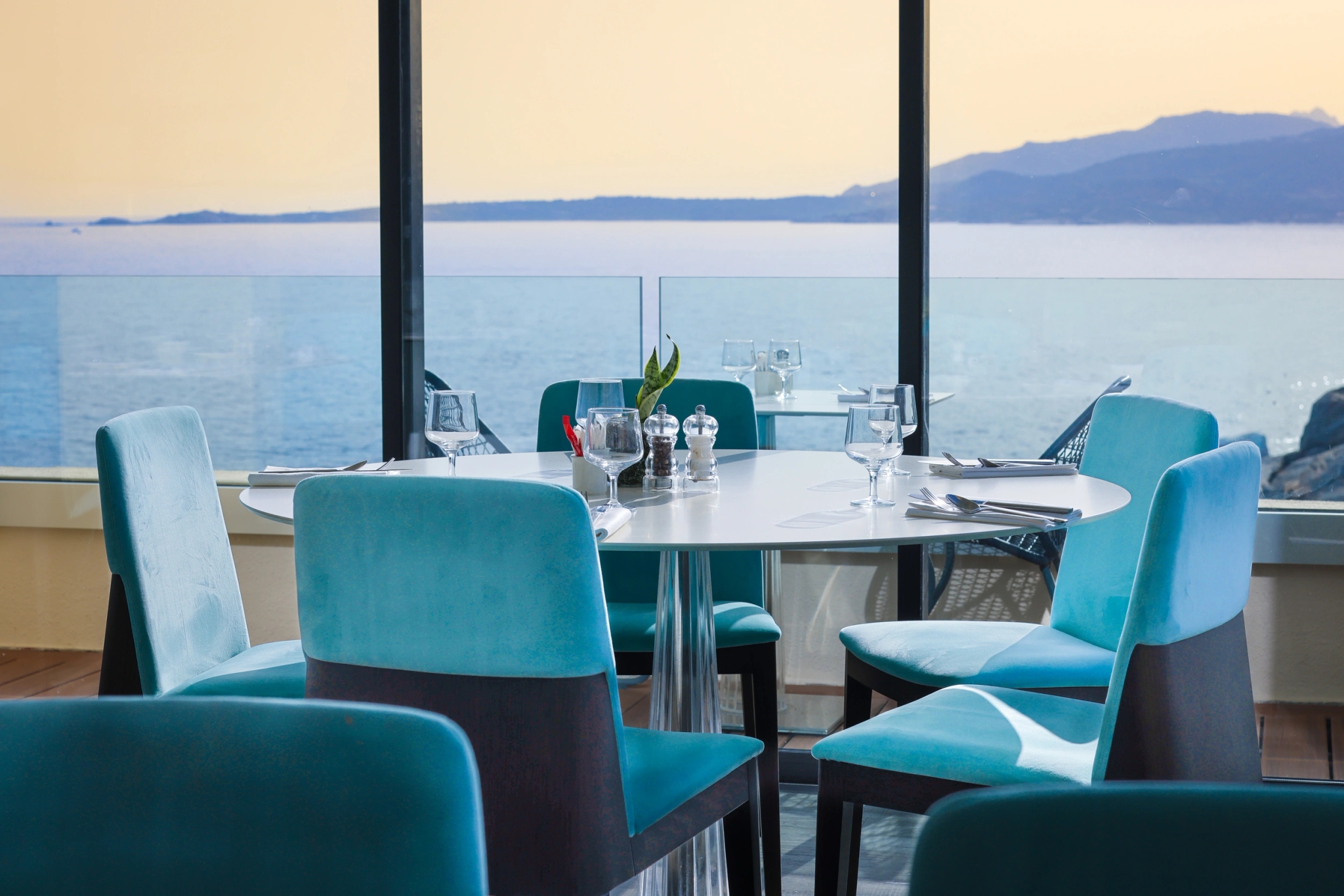 Salle de restaurant panoramique de l'Hôtel Saint-Christophe à Calvi offrant une vue sur la mer Méditerranée et la Citadelle