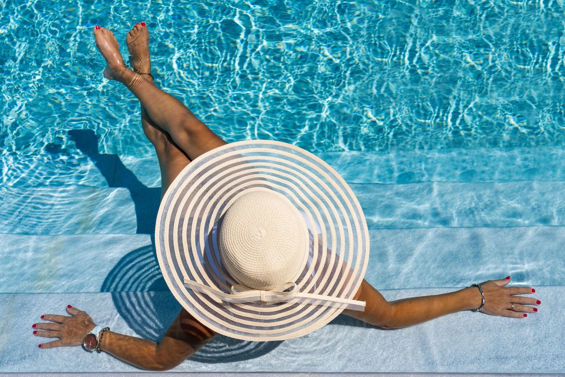 Piscine extérieure chauffée de l'Hôtel Saint-Christophe à Calvi surplombant la mer Méditerranée
