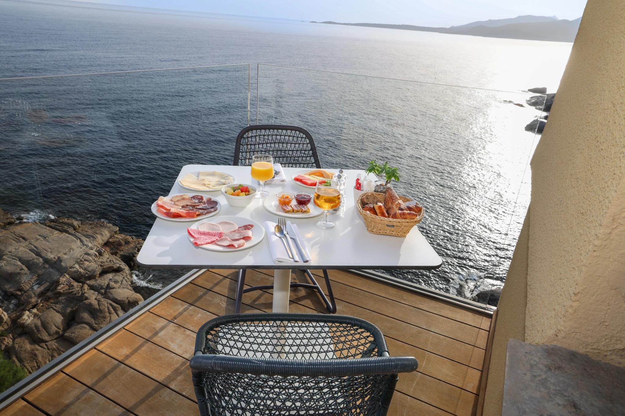 Petit-dejeuner en room service à Calvi