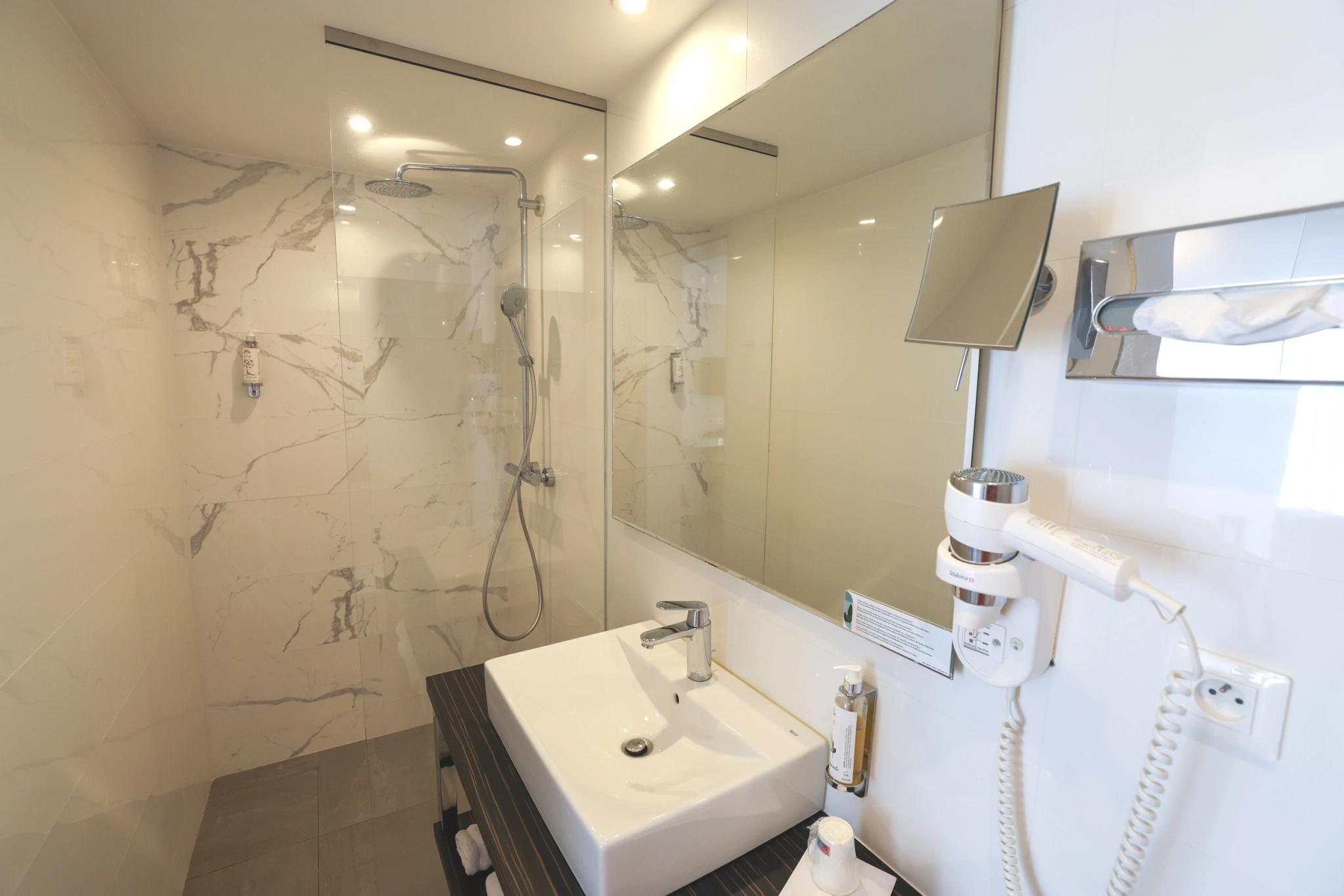 Douche à l’italienne dans une salle de bain contemporaine à l’Hôtel Saint-Christophe à Calvi