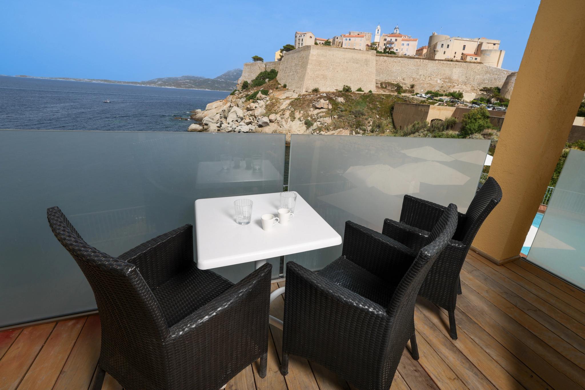 Chambre Supérieure triple avec balcon donnant directement sur la mer à Calvi, en Balagne