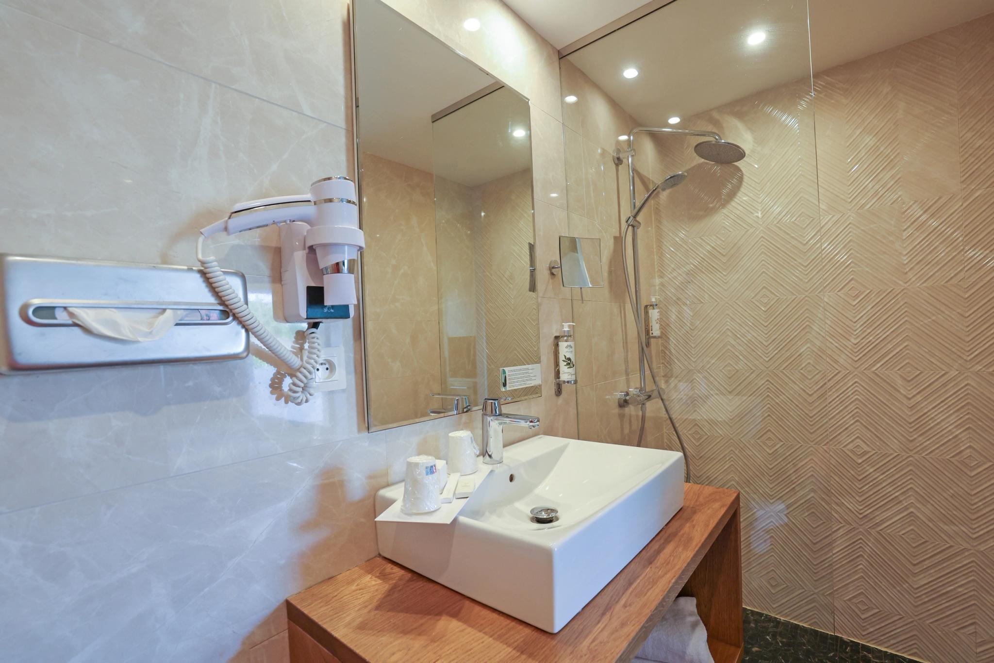 Détail de la robinetterie chromée et finitions soignées dans la salle de bain de l'hotel Saint-Christophe à Calvi