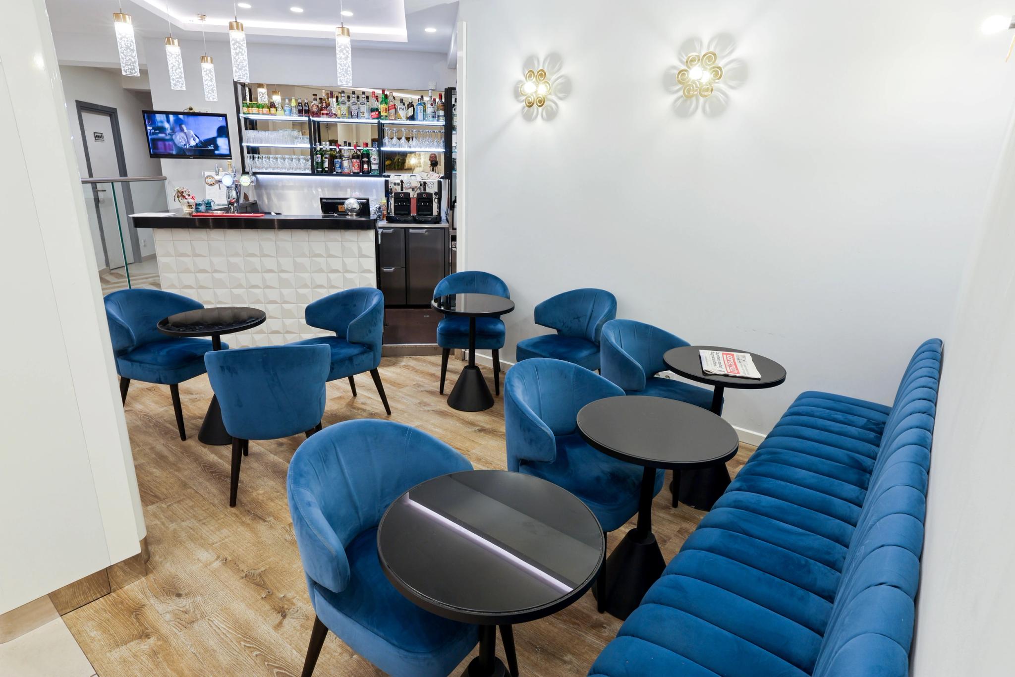 Bar-salon élégant de l'Hôtel Saint-Christophe à Calvi, offrant une ambiance chaleureuse pour se détendre