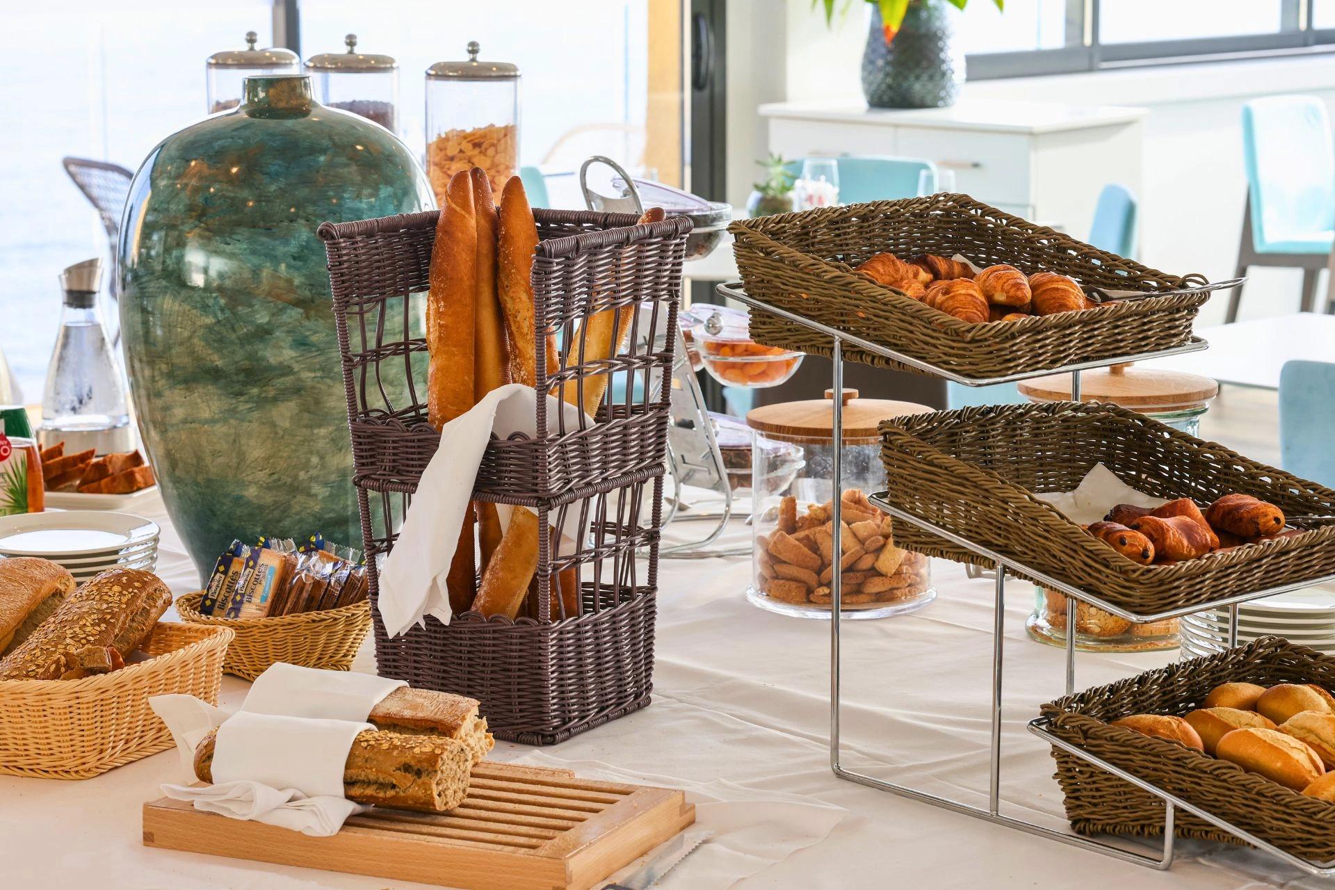 Buffet de petit-déjeuner varié servi dans le restaurant panoramique de l'Hôtel Saint-Christophe à Calvi