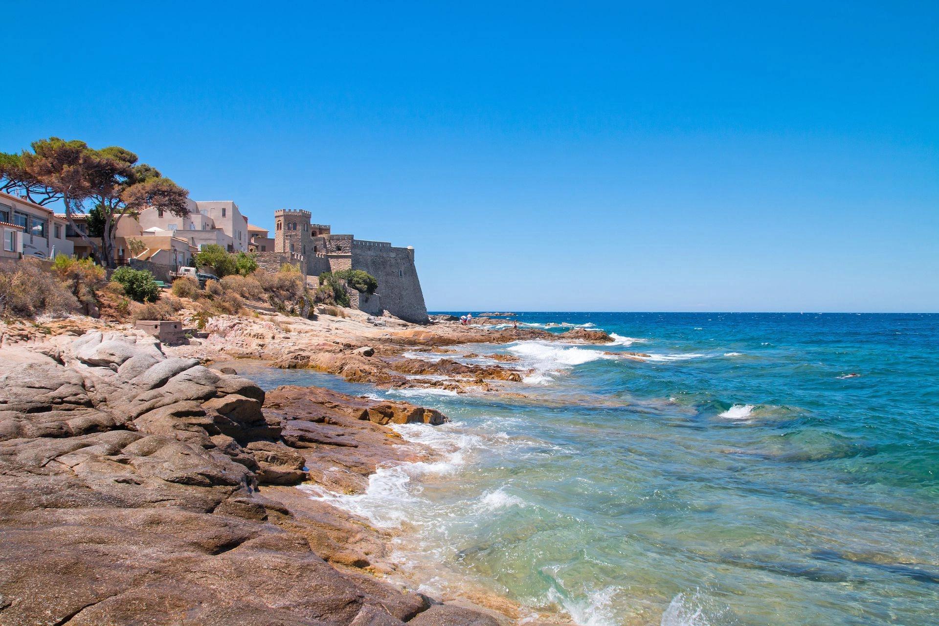 Vue sur la citadelle de Calvi depuis une plage à proximité