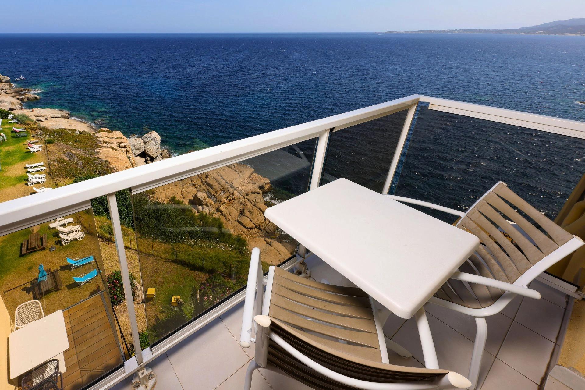 Terrasse vue mer partielle à l'hotel Saint-Christophe
