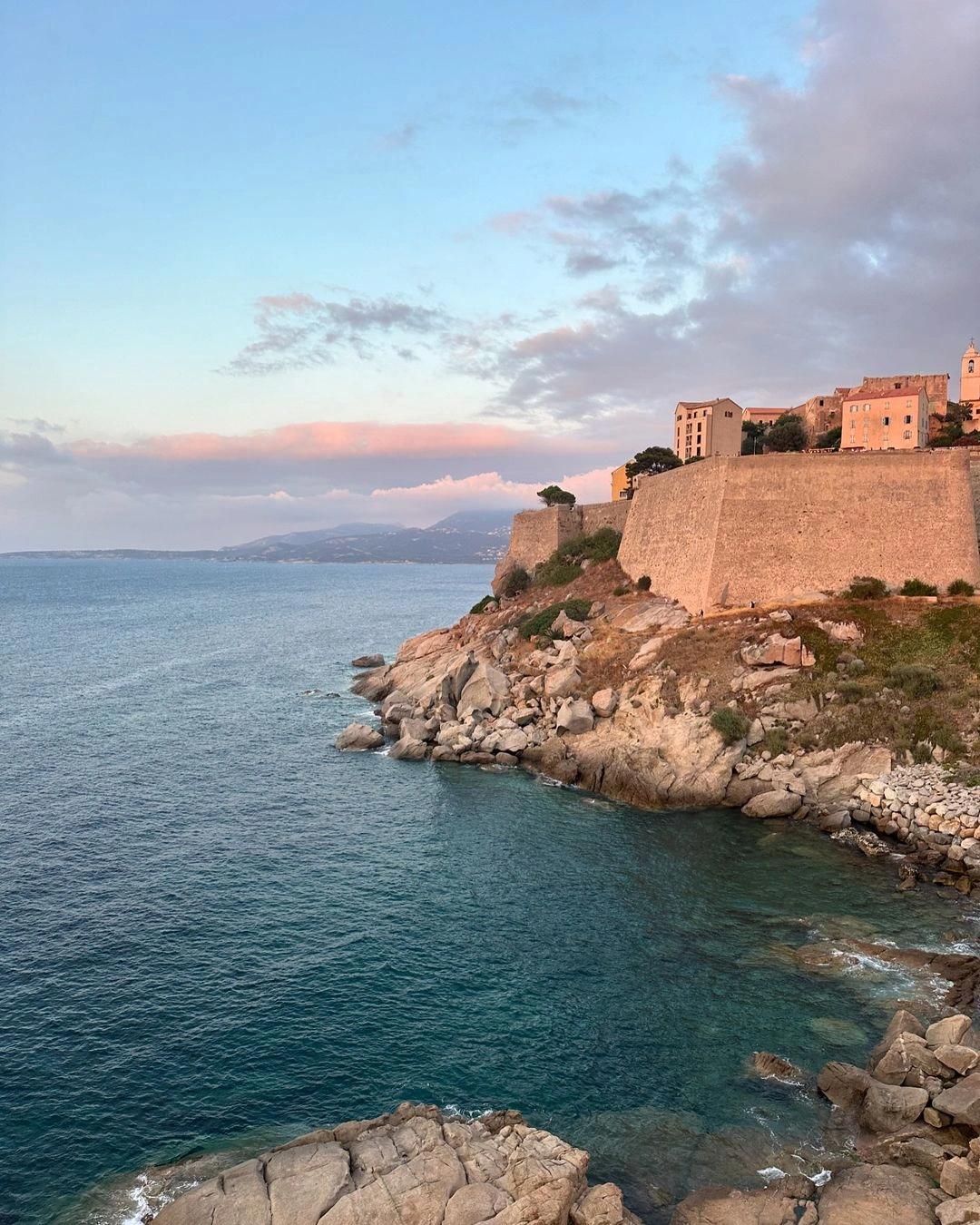 Vue panoramique de la Citadelle de Calvi dominant la ville et le port en Haute-Corse