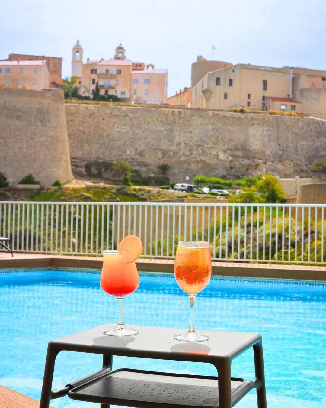 Cocktails au bord de la piscine à Calvi