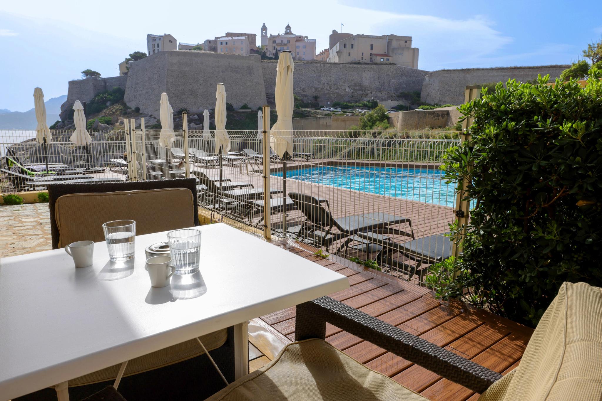 Terrasse privée de l'hotel Saint-Christophe à Calvi