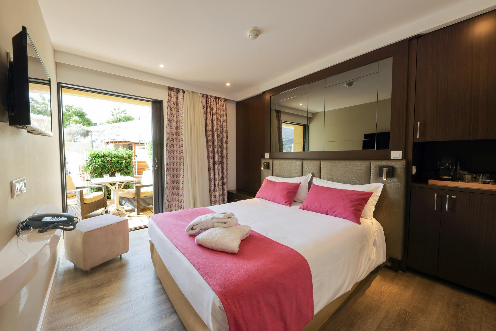 Chambre double avec grand lit à l’Hôtel Saint-Christophe à Calvi