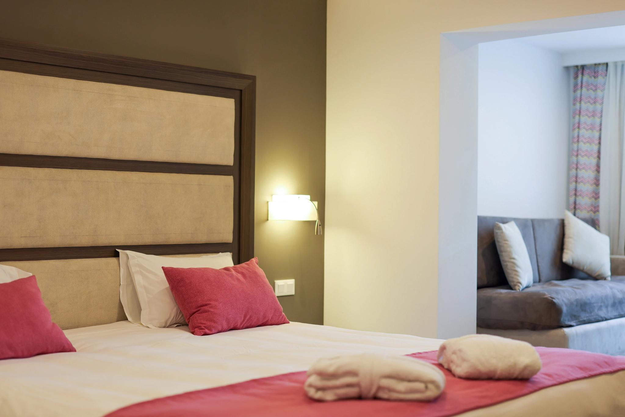 Ambiance reposante d’une chambre triple à Calvi avec vue sur les jardins de l’Hôtel Saint-Christophe