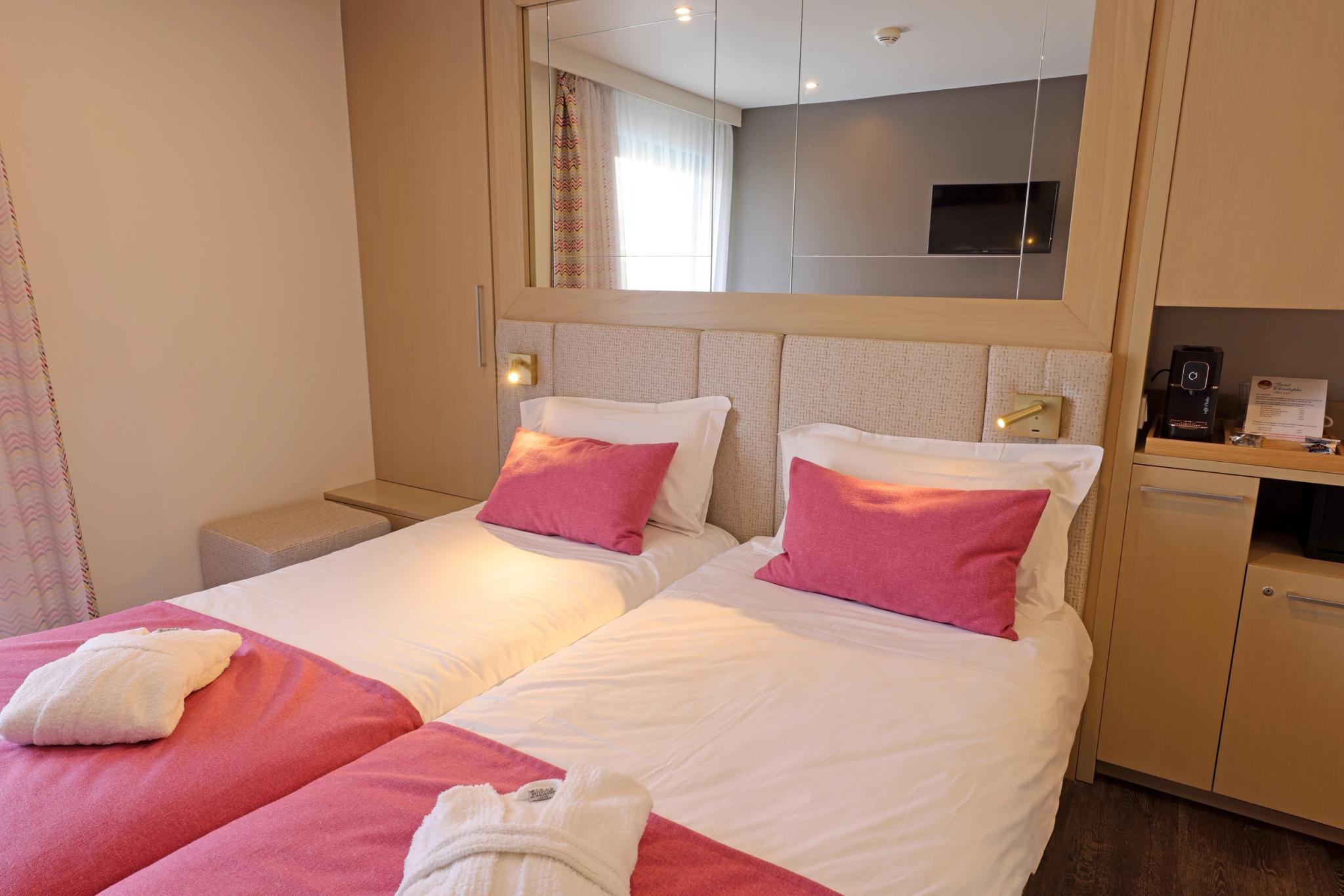 Chambre double avec lits separés et mobilier clair à l’Hôtel Saint-Christophe à Calvi