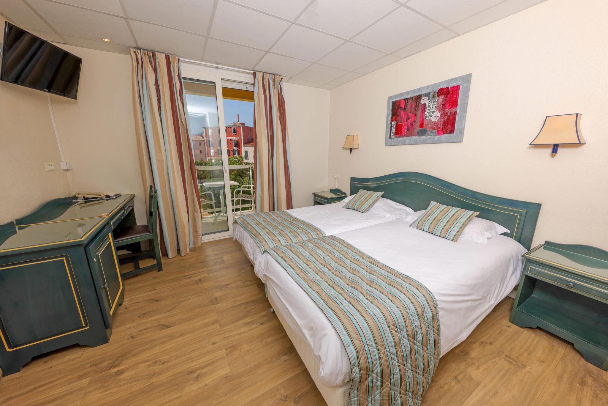 Chambre Standard à deux lits ou lit double avec vue sur le jardin à l’Hôtel Saint-Christophe à Calvi