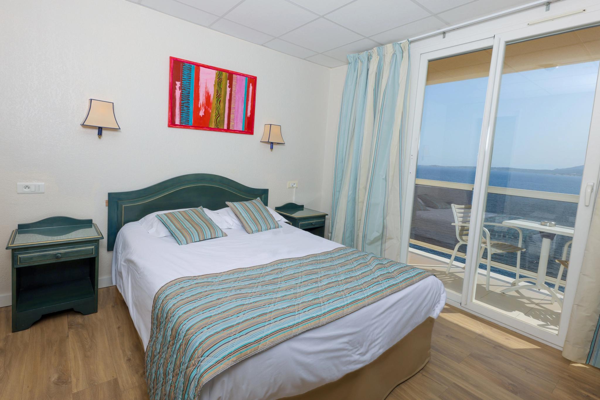 Chambre Standard à l’Hôtel Saint-Christophe à Calvi avec vue frontale sur la mer Méditerranée