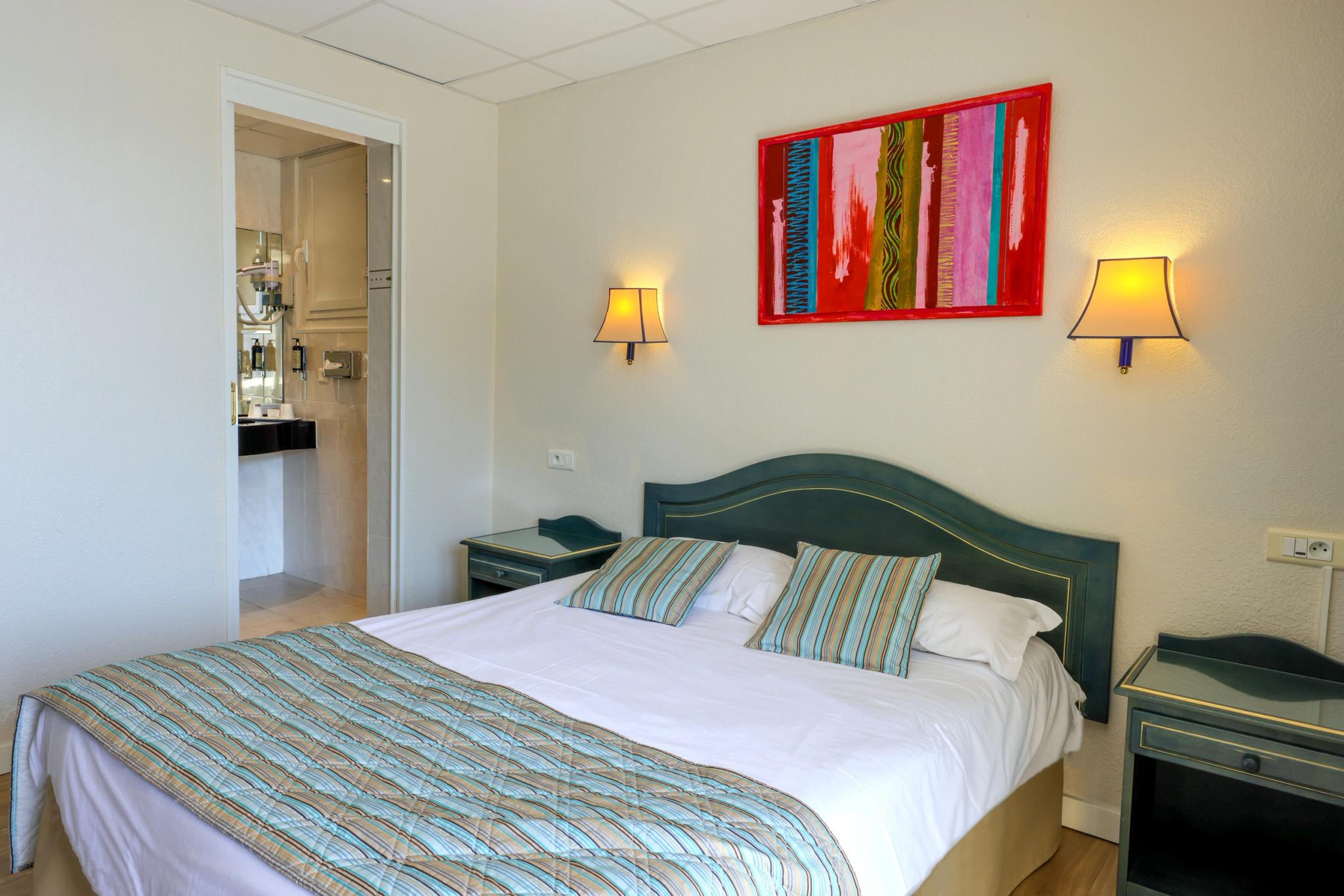 Hébergement confortable en Haute-Corse avec aperçu sur la Méditerranée depuis une chambre double ou twin