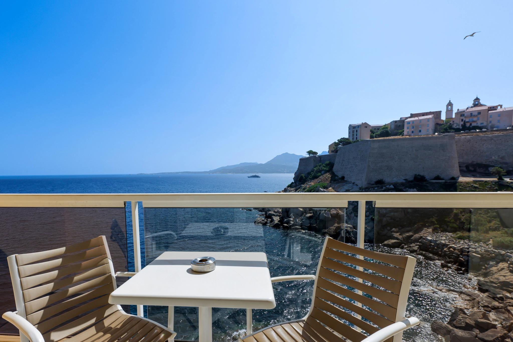 Terrasse avec front mer frontale à Calvi