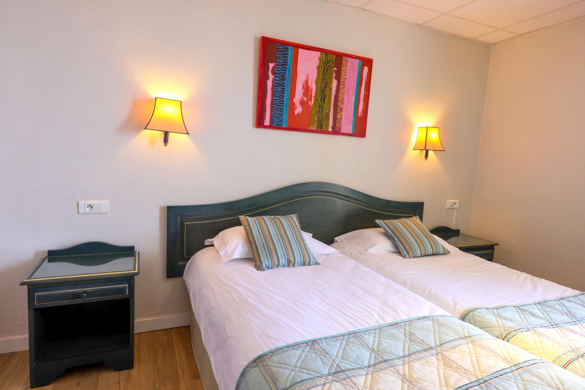 Chambre au design sobre avec mobilier pratique et ouverture sur la mer à Calvi