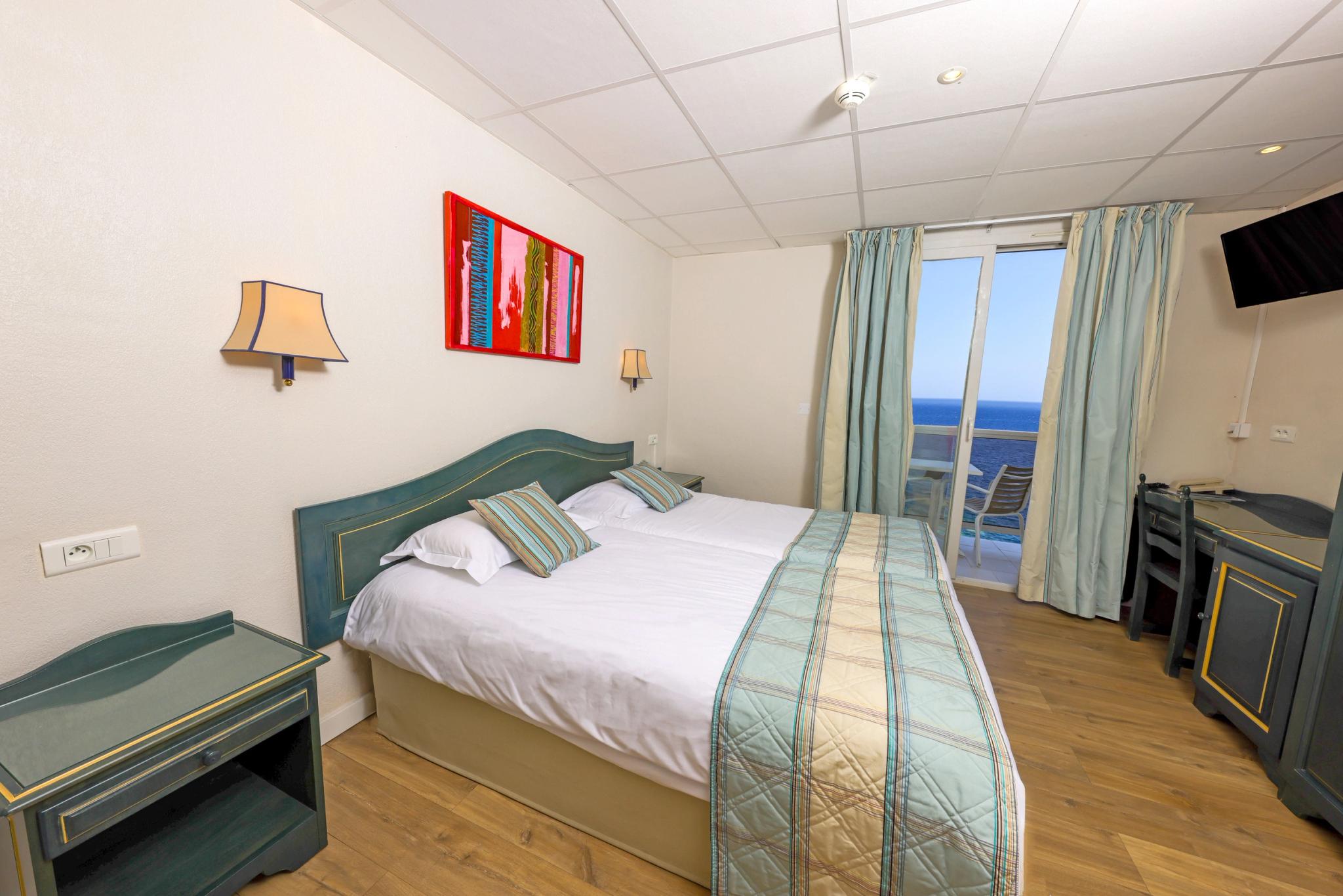 Chambre Standard avec lit double ou twin à l’Hôtel Saint-Christophe à Calvi avec vue partielle sur la mer