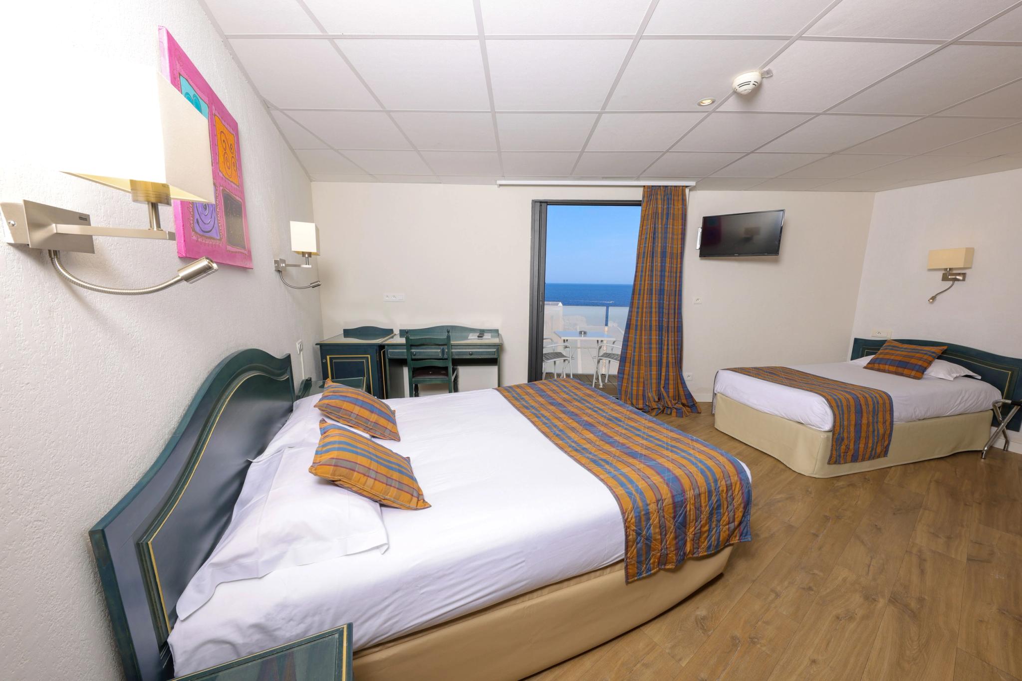 Chambre Standard triple à l’Hôtel Saint-Christophe à Calvi avec vue partielle sur la mer Méditerranée