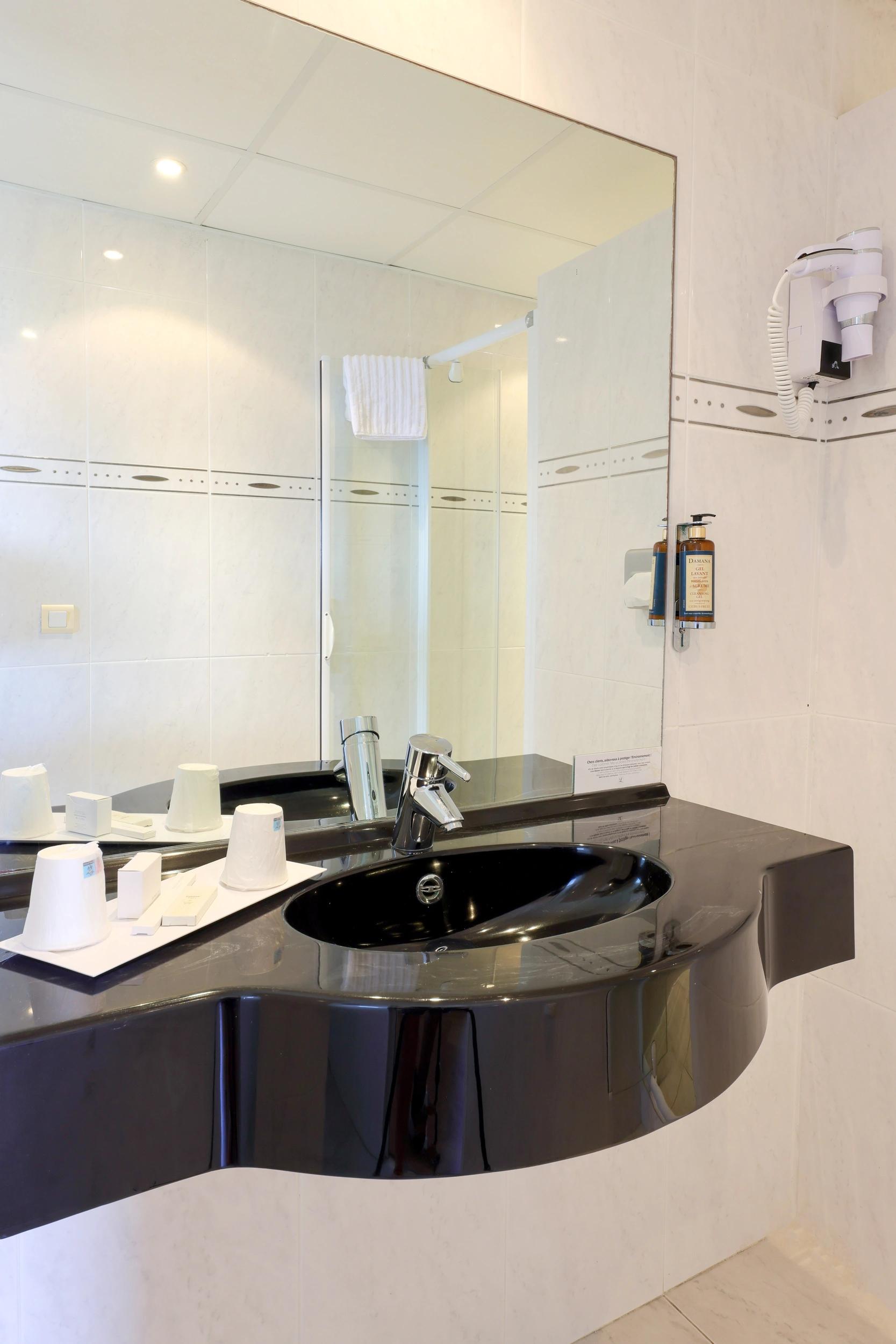 Salle de bain claire et bien équipée dans une chambre triple vue mer à Calvi