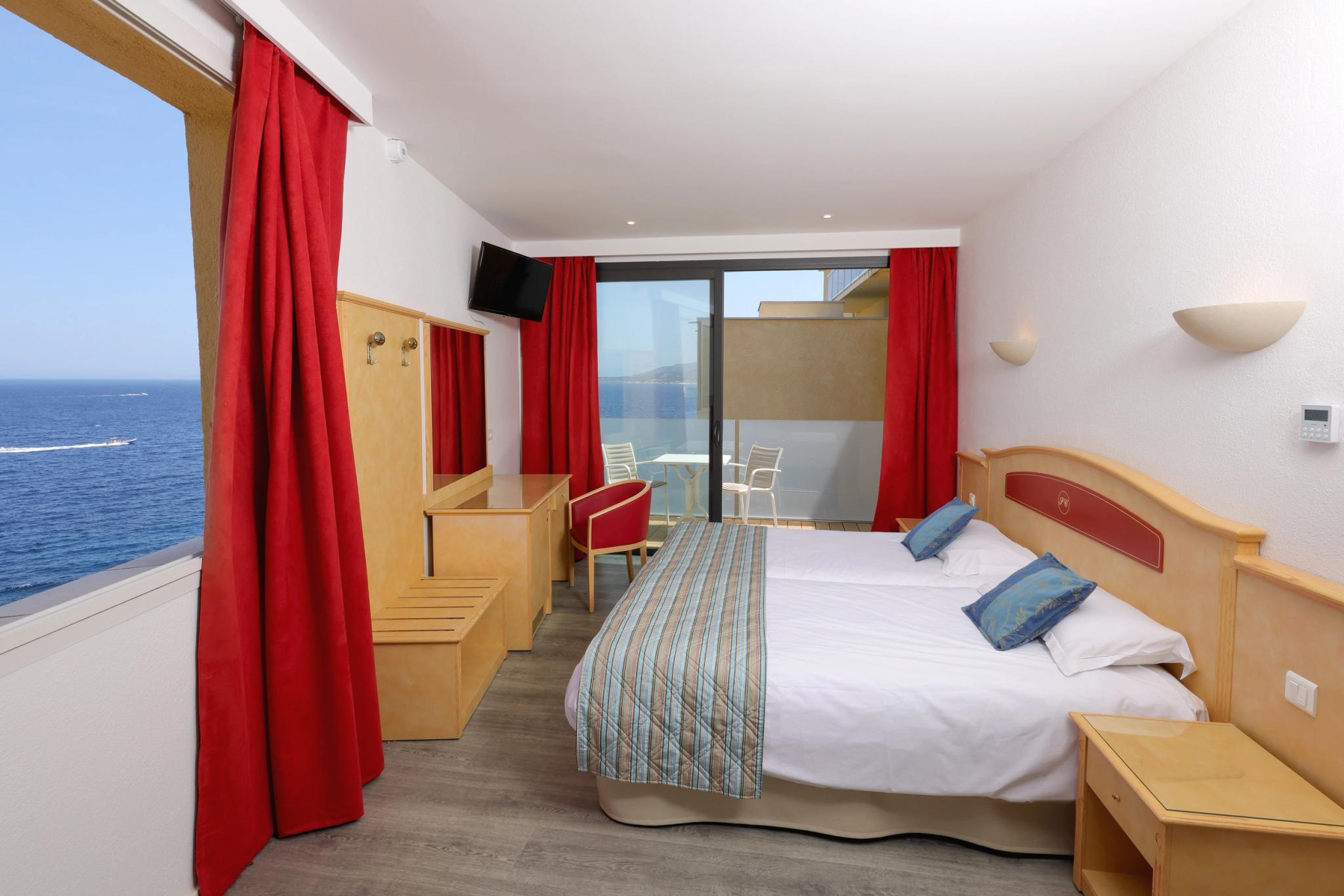 Chambre quadruple en Haute-Corse avec mobilier fonctionnel et lumière naturelle
