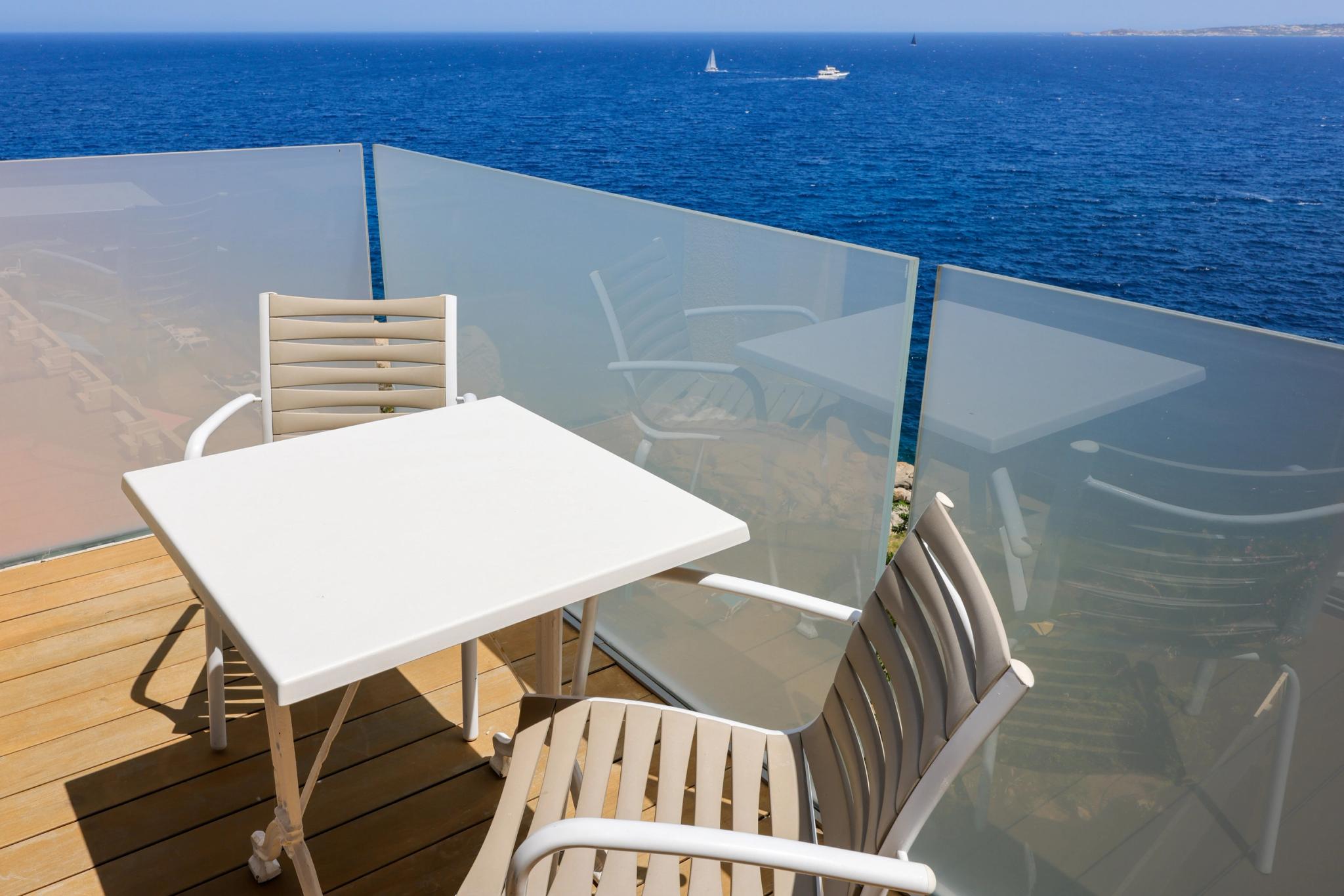Chambre familiale à l’Hôtel Saint-Christophe à Calvi avec accès à une terrasse vue mer partielle