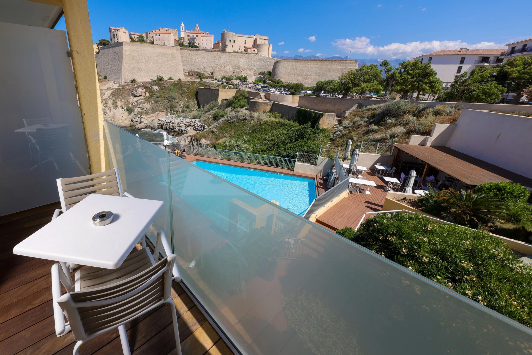 Terrasse privée de l'hotel Saint-Christophe à Calvi avec vu sur la citadelle