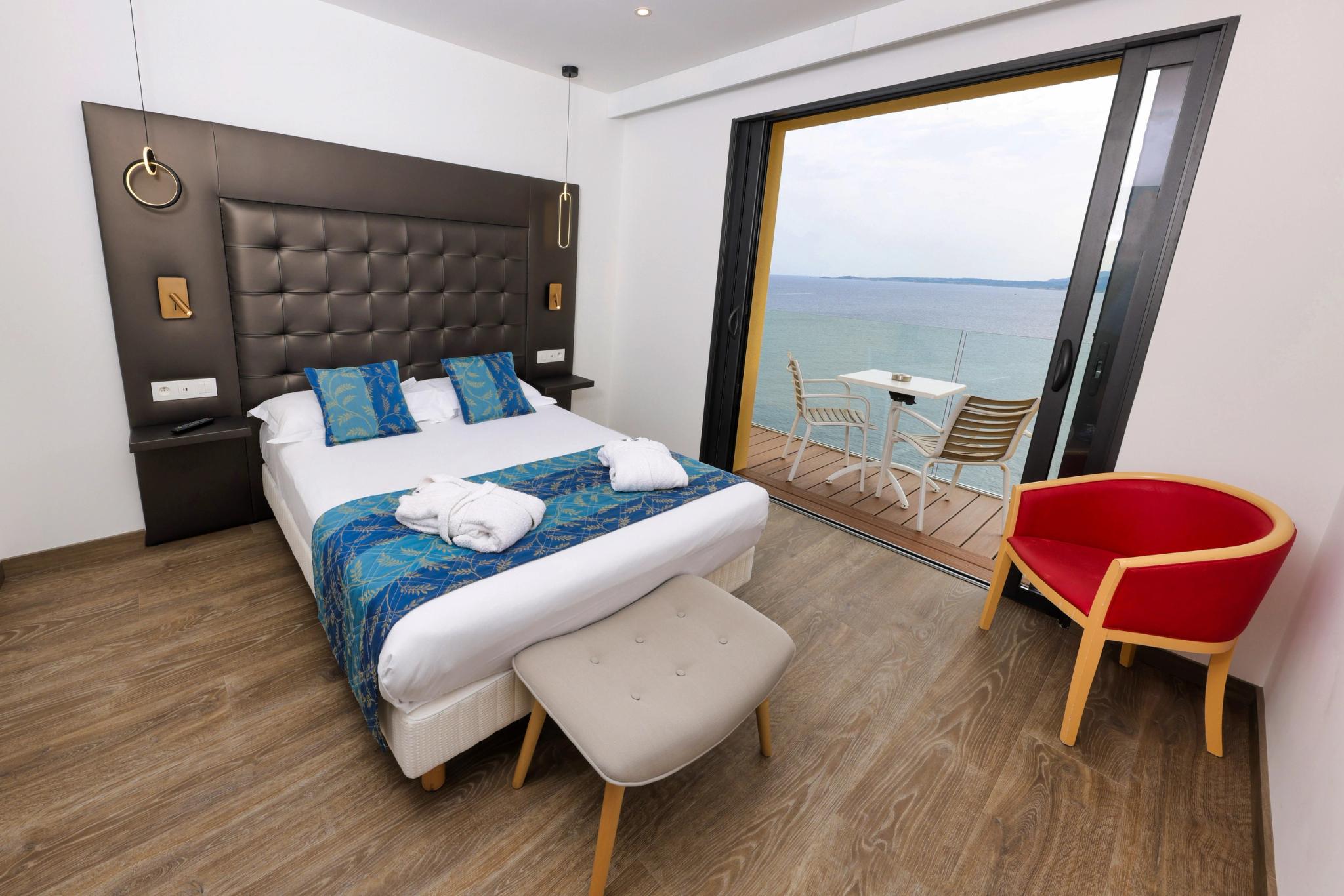 Chambre Supérieure à l’Hôtel Saint-Christophe à Calvi avec vue frontale sur la Méditerranée