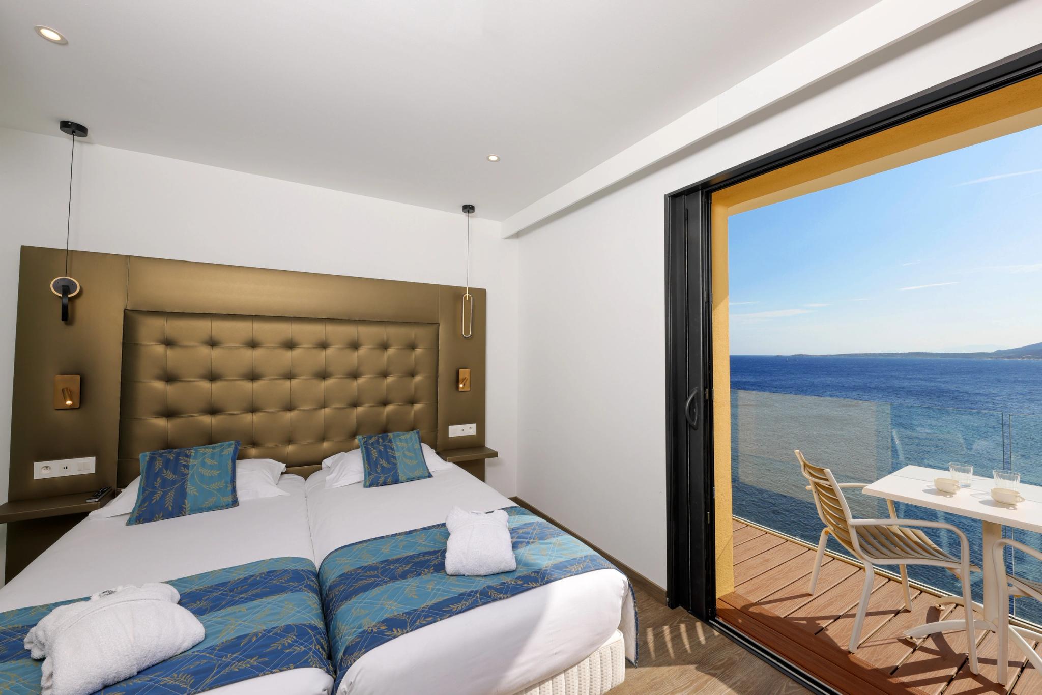 Chambre twin avec ouverture directe sur la mer Méditerranée depuis l’Hôtel Saint-Christophe à Calvi