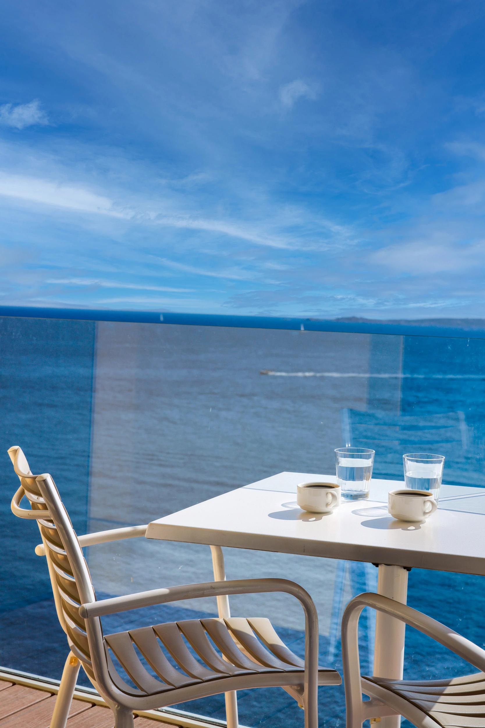 Hôtel Saint-Christophe à Calvi avec vue frontale sur la Méditerranée
