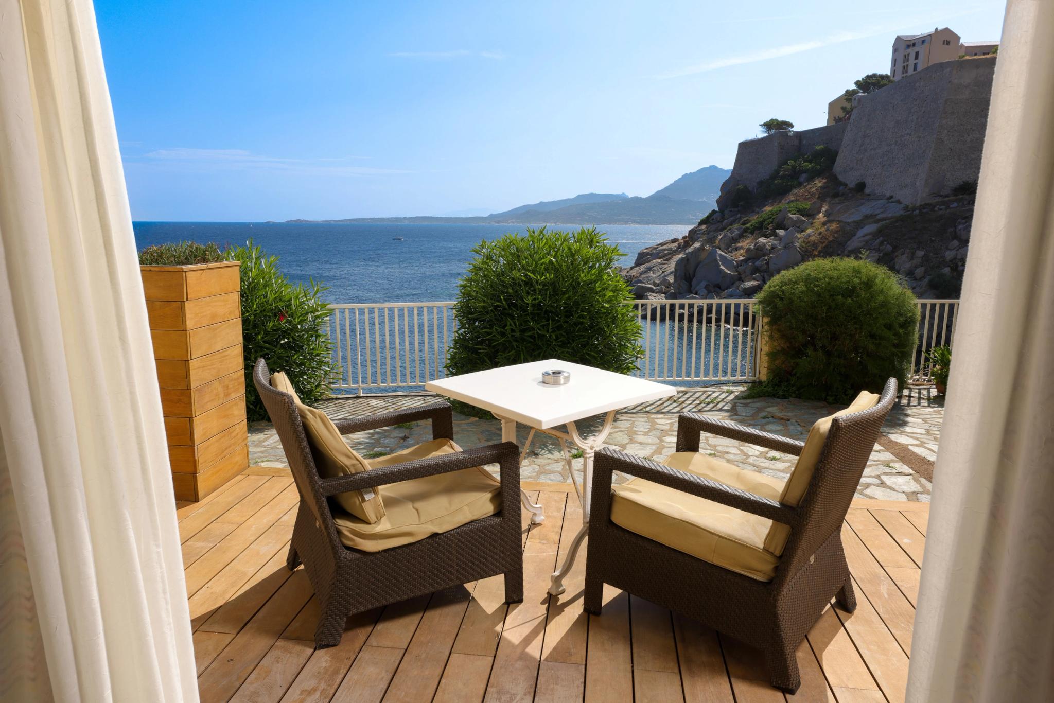 Chambre twin avec une terrasse vue sur la mer Méditerranée depuis l’Hôtel Saint-Christophe à Calvi