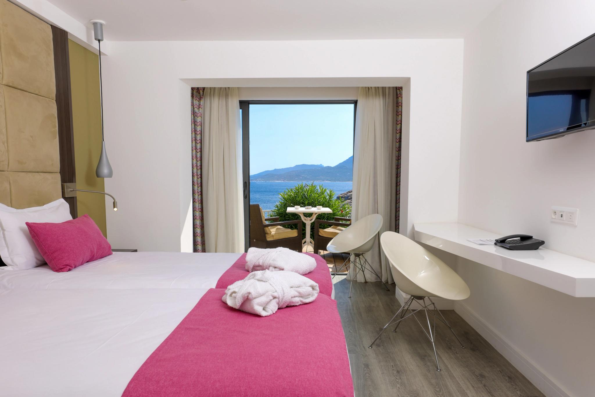 Chambre double lumineuse à l’Hôtel Saint-Christophe à Calvi