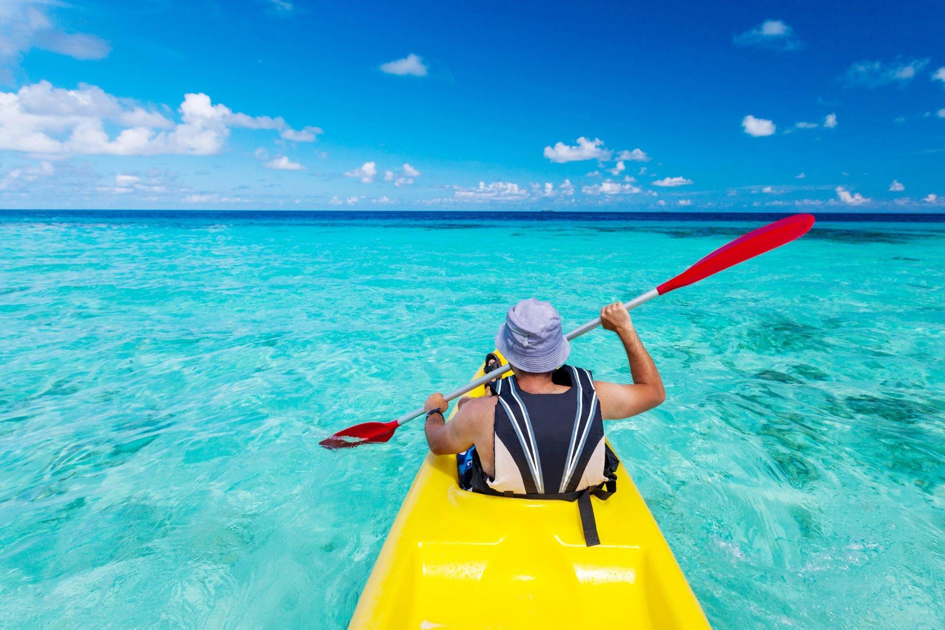 Kayakistes pagayant dans les eaux turquoises de Balagne