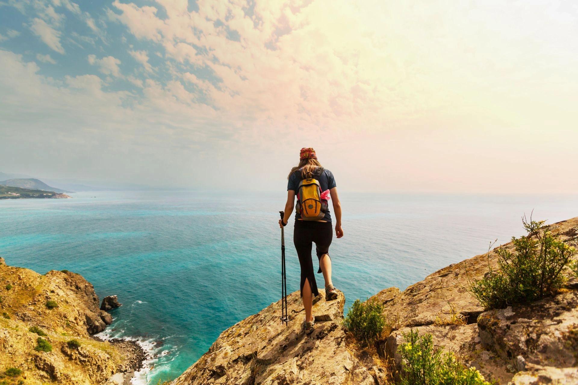 Randonnée sur le sentier du littoral près de Calvi, offrant des panoramas sur la mer Méditerranée