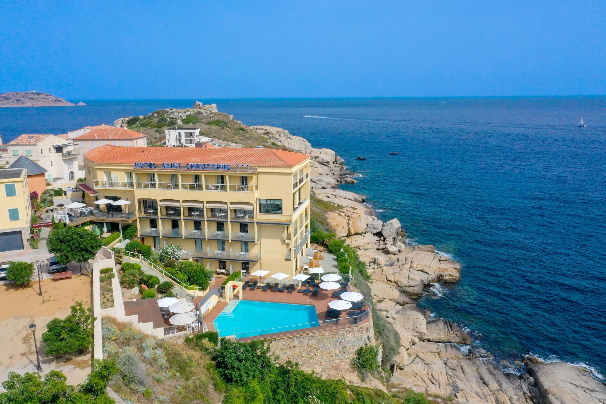 Vue imprenable depuis un drone de l'Hôtel Saint-Christophe en Haute-Corse, avec la Citadelle de Calvi en arrière-plan