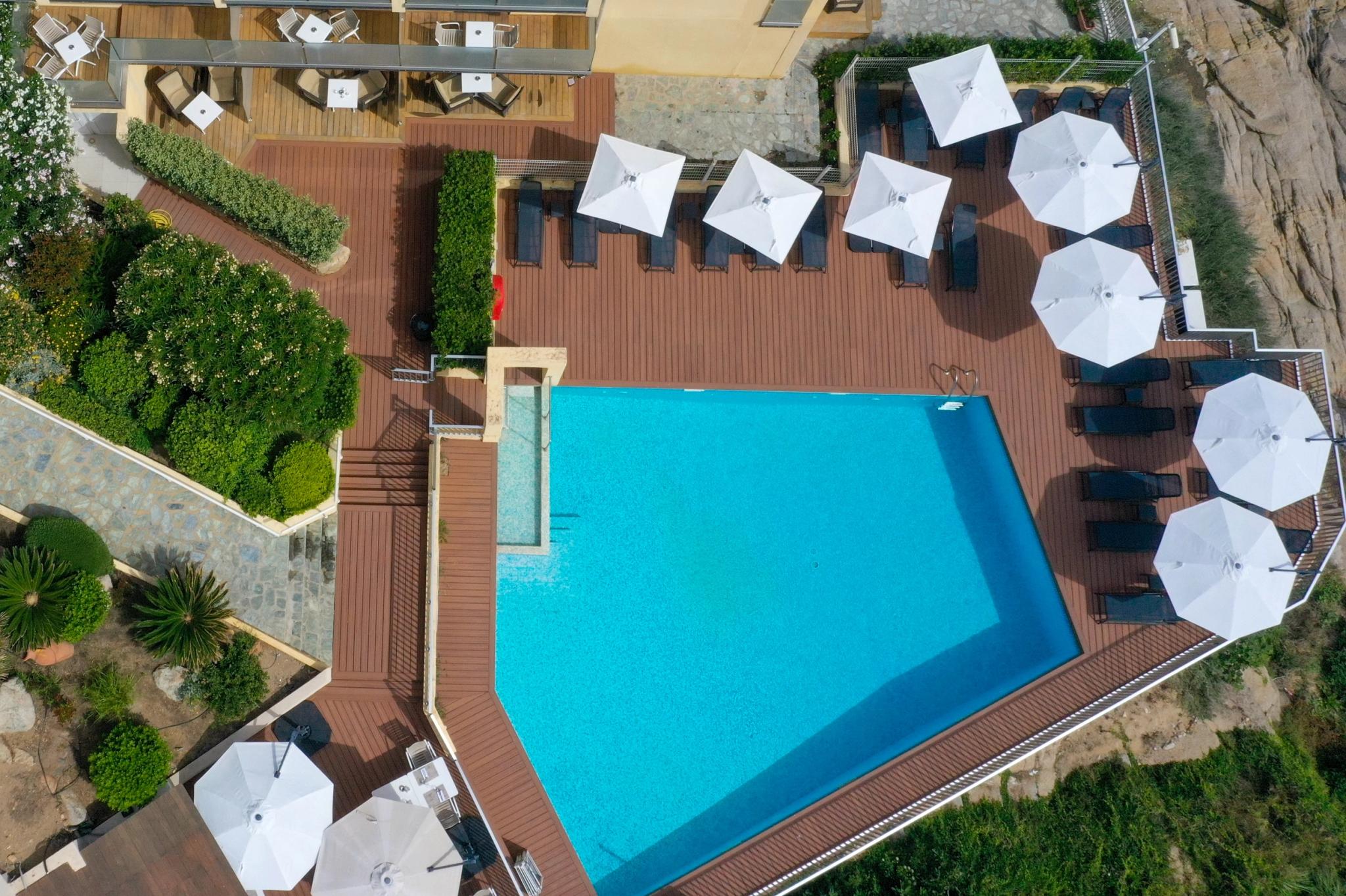 Vue sur la piscine de l'hotel Saint-Christophe à Calvi